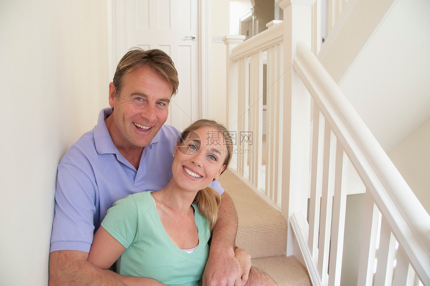 坐在楼梯上微笑的情侣图片