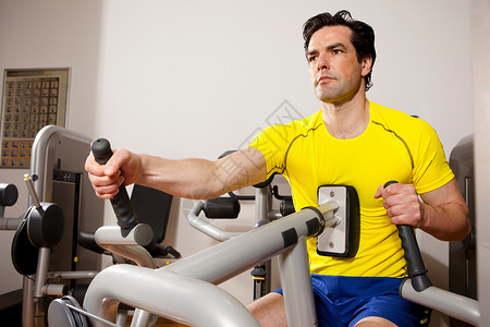 健身房内运动的男人图片