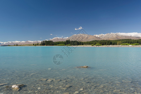 淡蓝色的湖泊背景图片