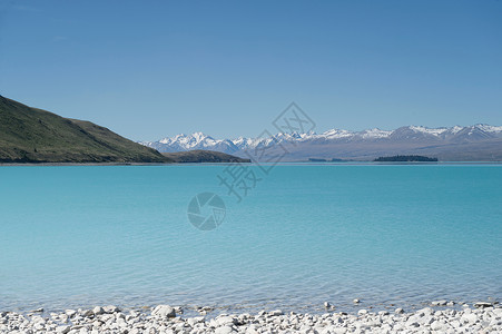 淡蓝色的湖泊背景图片