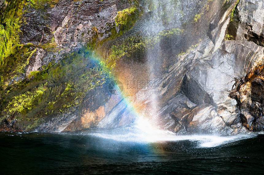悬崖上瀑布中的彩虹图片
