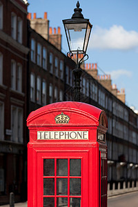 城市街上的红色电话箱图片