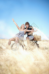 夫妇在芦苇丛中骑自行车图片