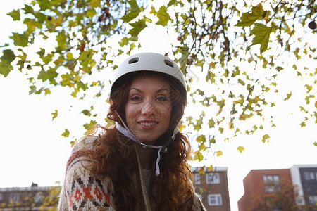 在公园中戴自行车头盔的妇女图片