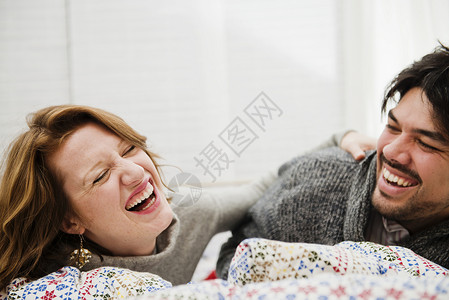 夫妻躺在床上大笑图片