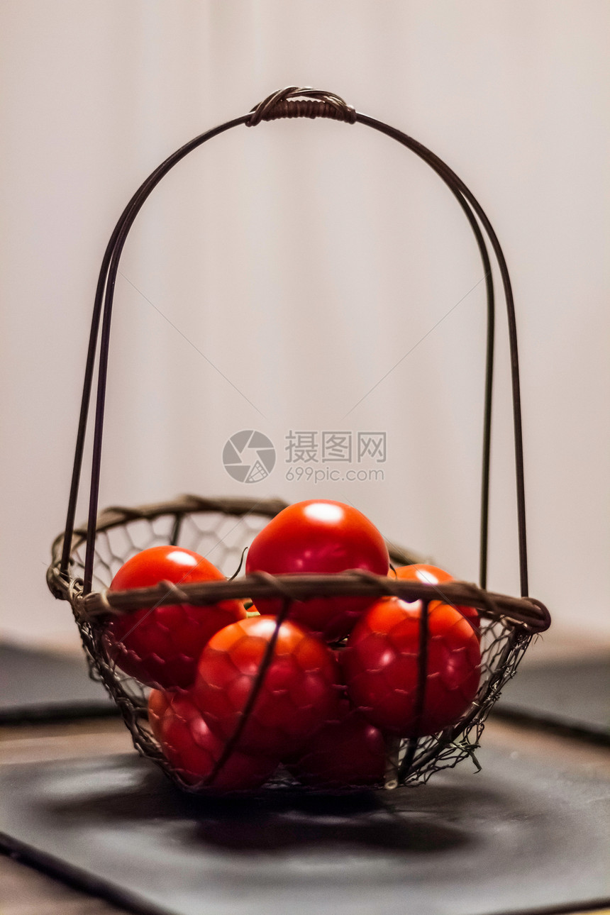 柜台上的一篮西红柿图片