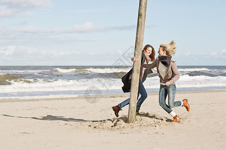 在海滩上玩耍的妇女图片