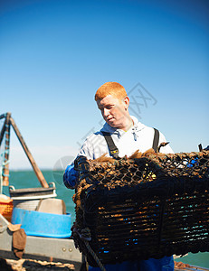 在船上工作的渔民图片