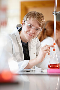 在化学实验室学习的学生图片