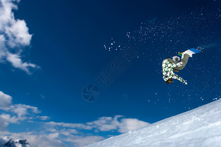 滑雪者在坡上跳跃图片