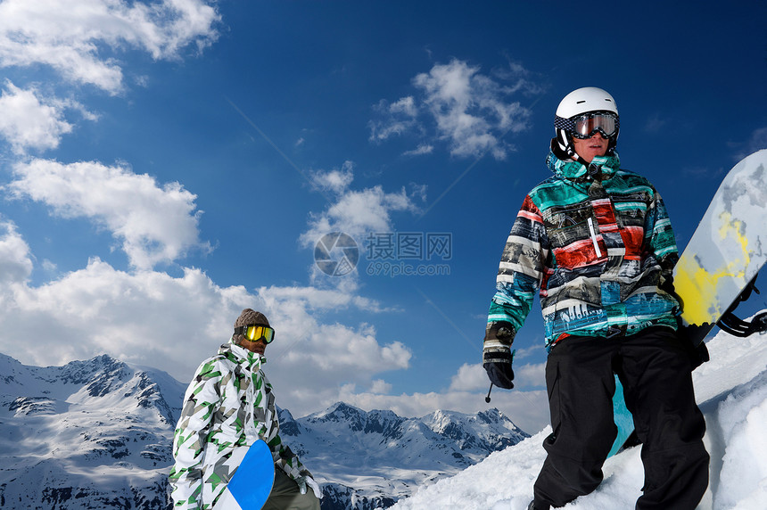 雪地山顶上的滑雪运动员图片