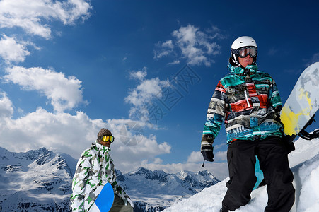 雪地山顶上的滑雪运动员图片