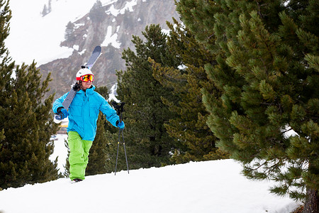 攀爬雪坡的滑雪者图片