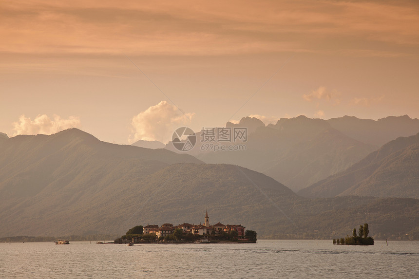 乡村和湖泊上山图片