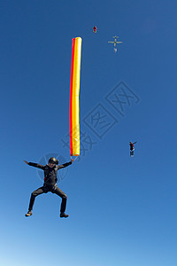 女人乘降落伞跳图片