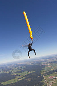 女人乘降落伞跳图片