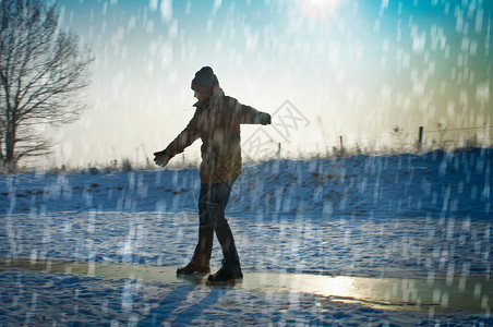 在雪中玩耍的人图片