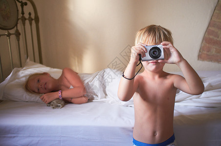 男孩在卧室拍照图片