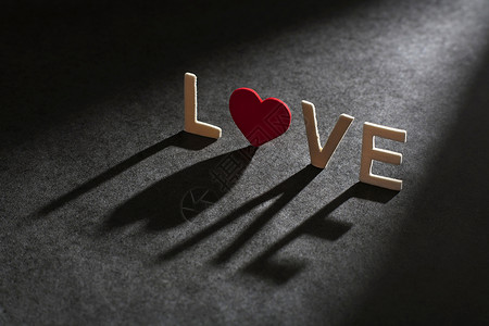 字母拼写love投影图片