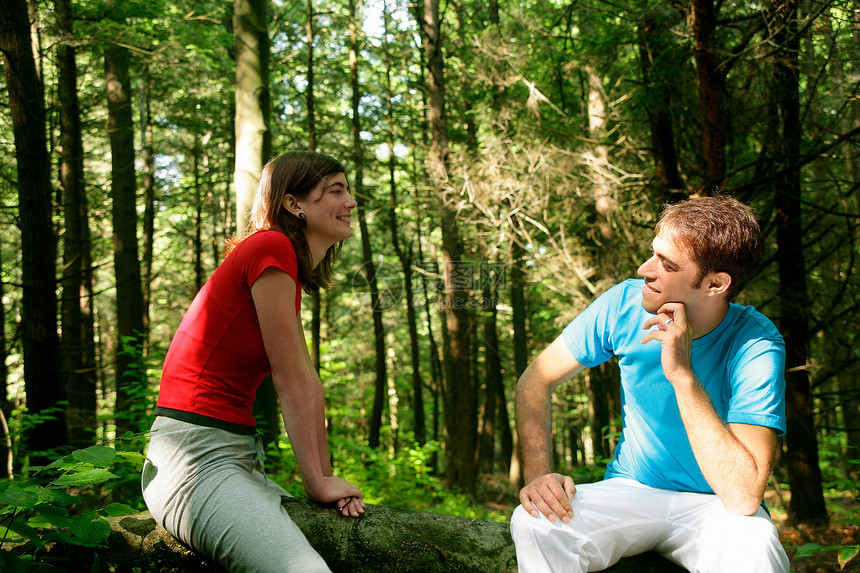 在森林里的聊天的一对夫妇图片