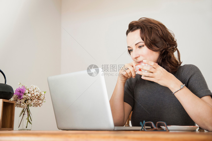 服务台使用笔记本电脑的女性图片