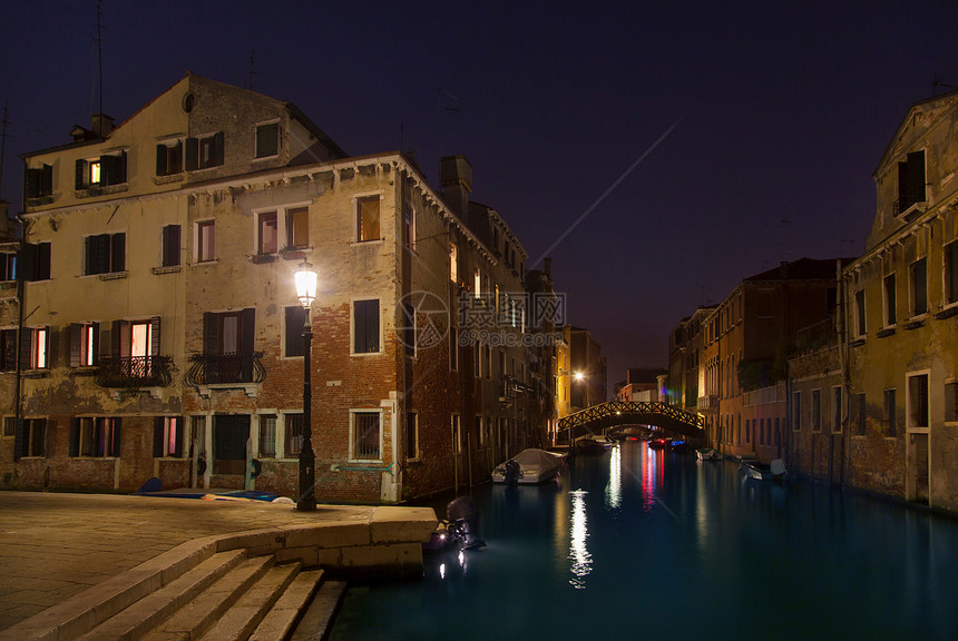 城市运河反映的灯光图片