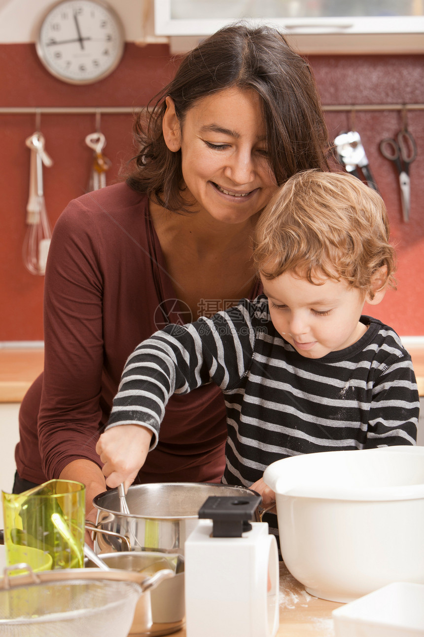 母亲和儿子在厨房做饭图片
