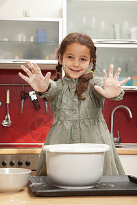 厨房里手粘着面粉的女孩图片