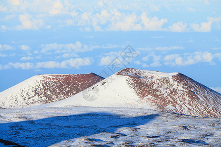 雪地山顶和蓝天图片