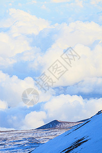 雪地山顶和云图片