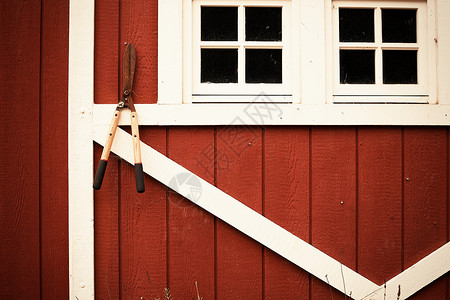 谷仓墙上吊挂的剪刀背景图片