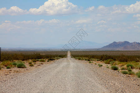 沙漠泥土路图片
