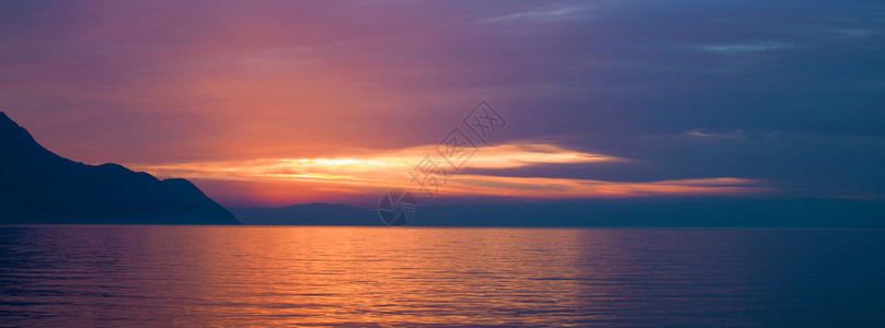 湖面上的日出图片
