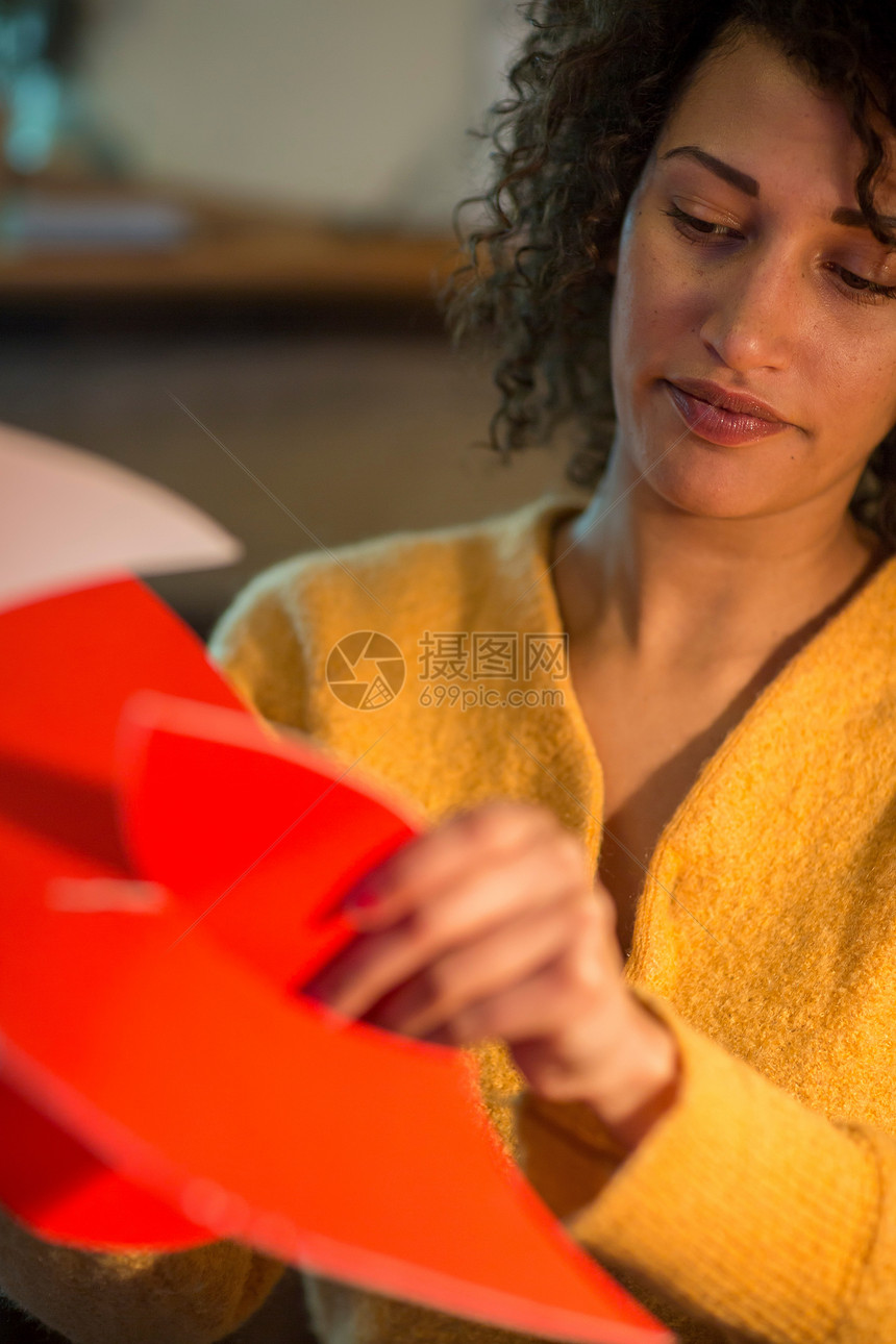 妇女折叠红纸图片