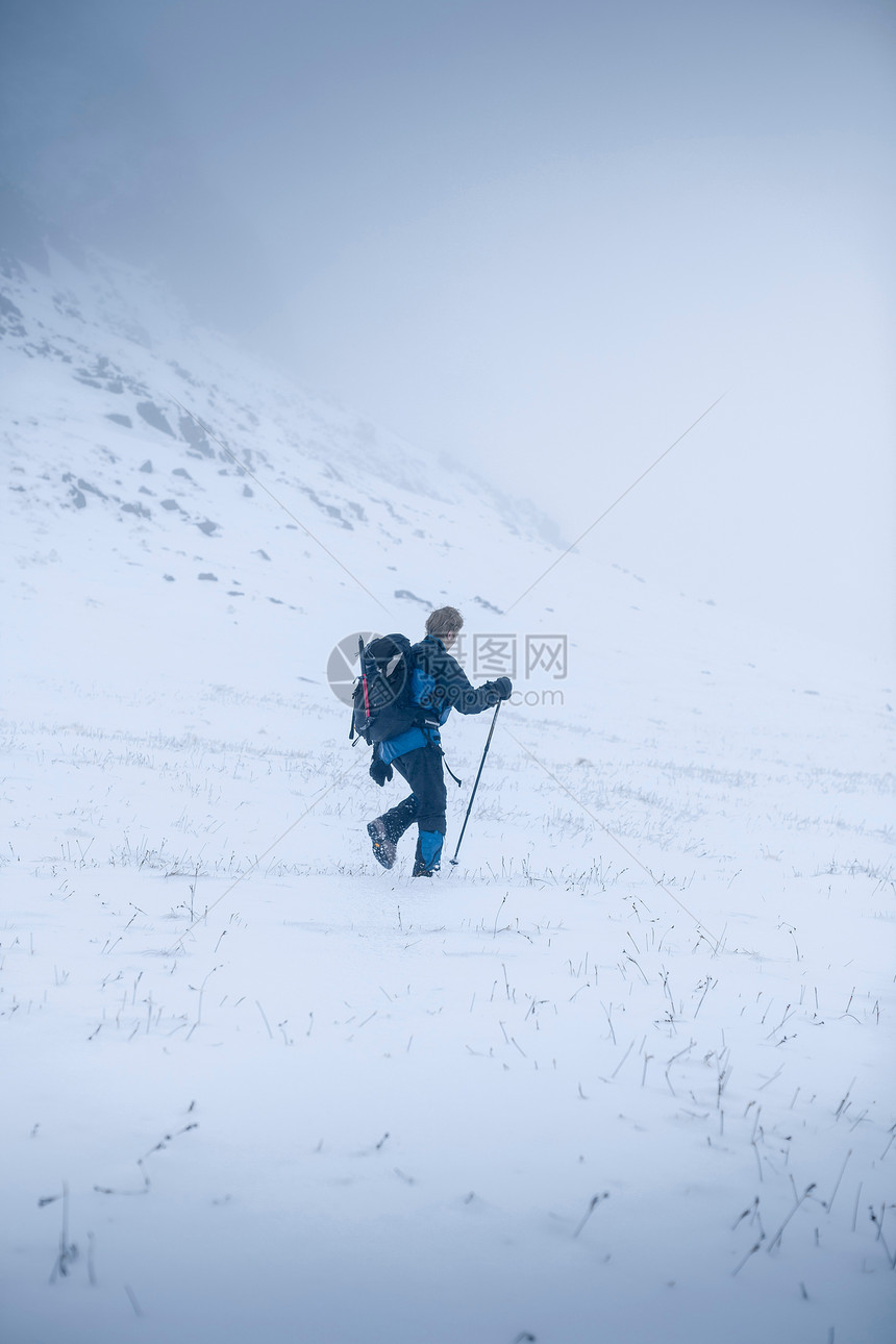 雪山上的登山者图片