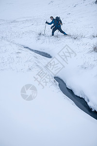 登山者在雪地上行走图片