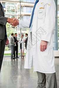 商人和医生握手图片