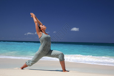 美女在热带海滩上做瑜伽图片