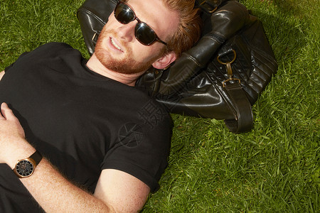 男人躺在草地上图片