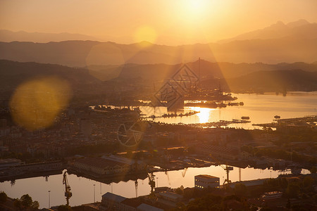 拉斯佩齐亚港口的日落图片