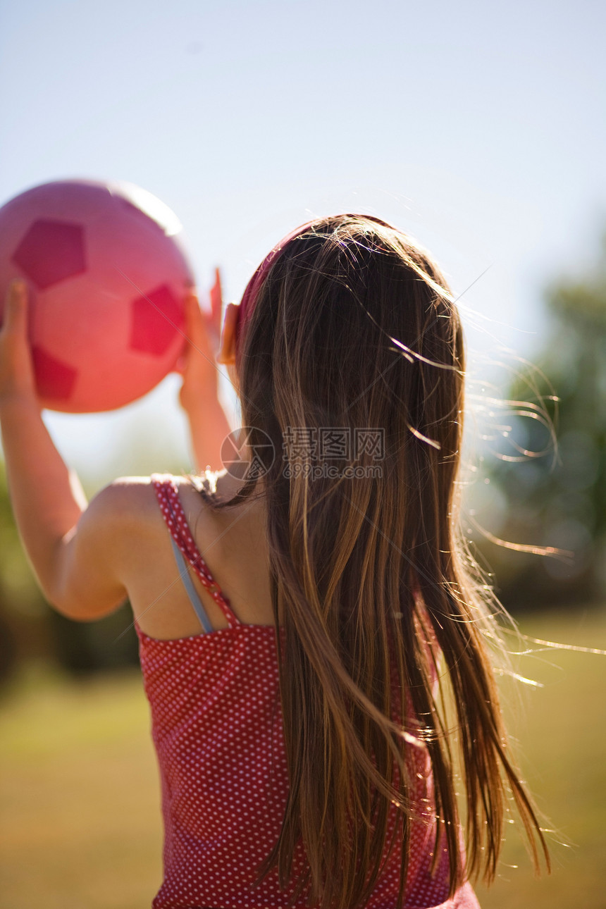 在野外携带足球的女孩图片