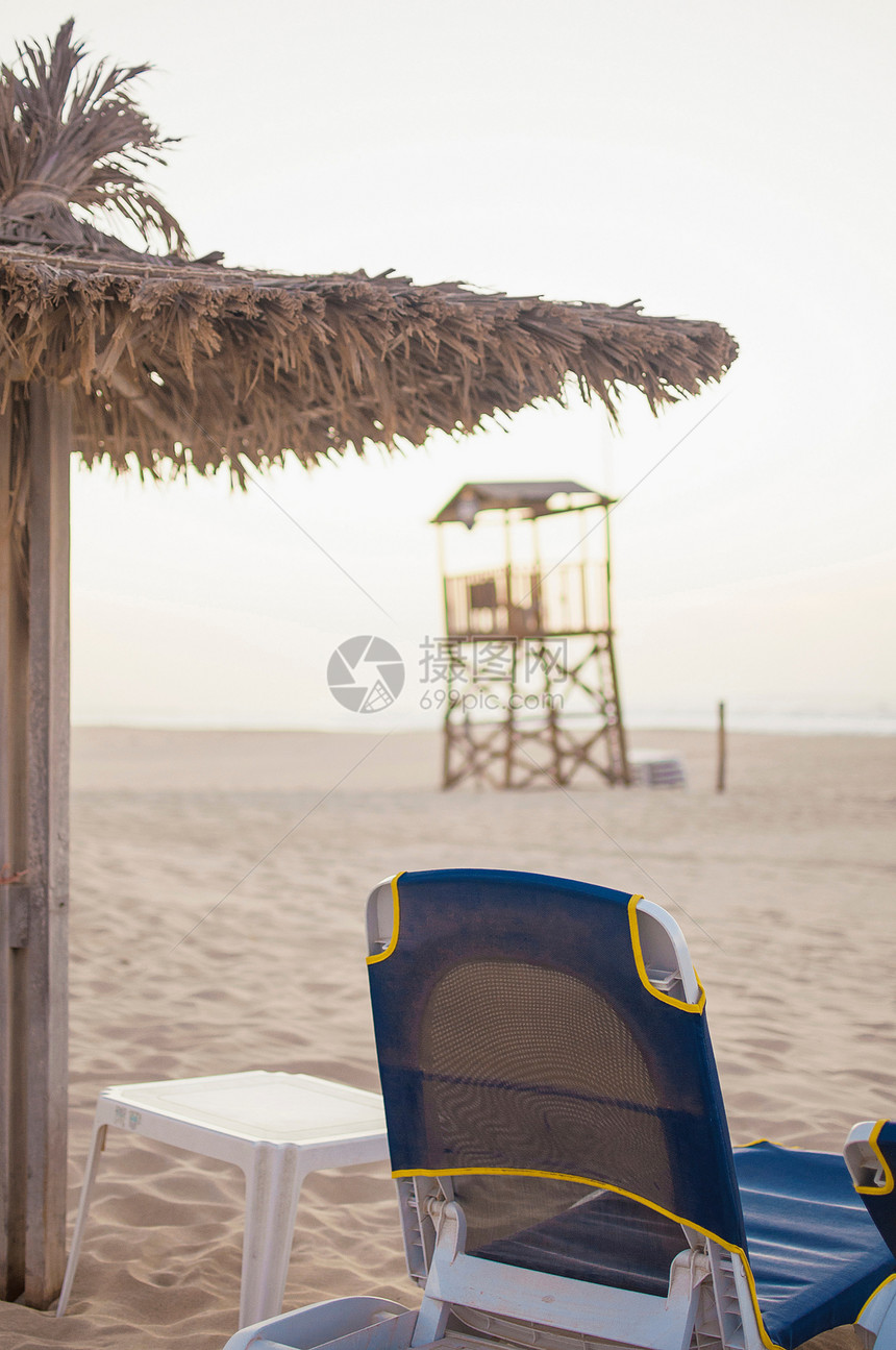沙滩上的草椅和伞图片