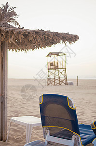 沙滩上的草椅和伞图片