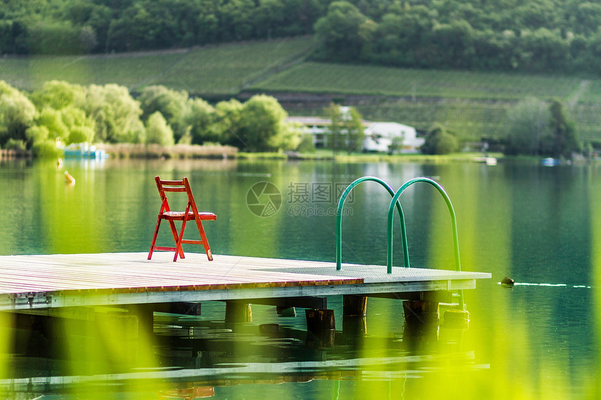 农村湖中的木头椅子图片