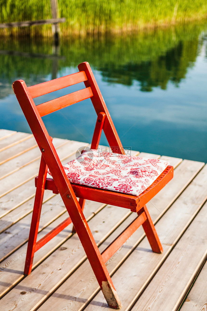 湖边的椅子图片