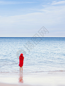 女孩站在海边的浪中图片
