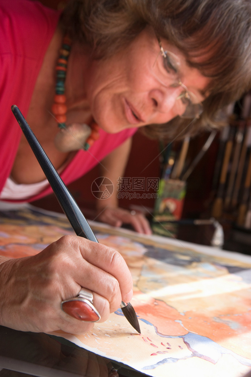年长妇女用水彩画画图片