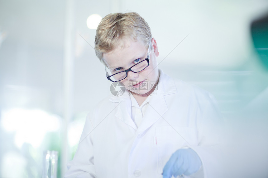 男孩在实验室里扮演科学家图片