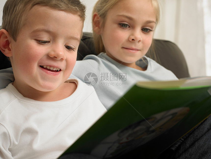 儿童在沙发上一起阅读图片