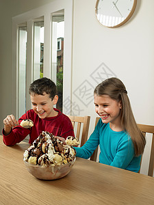 儿童吃大碗冰淇淋图片